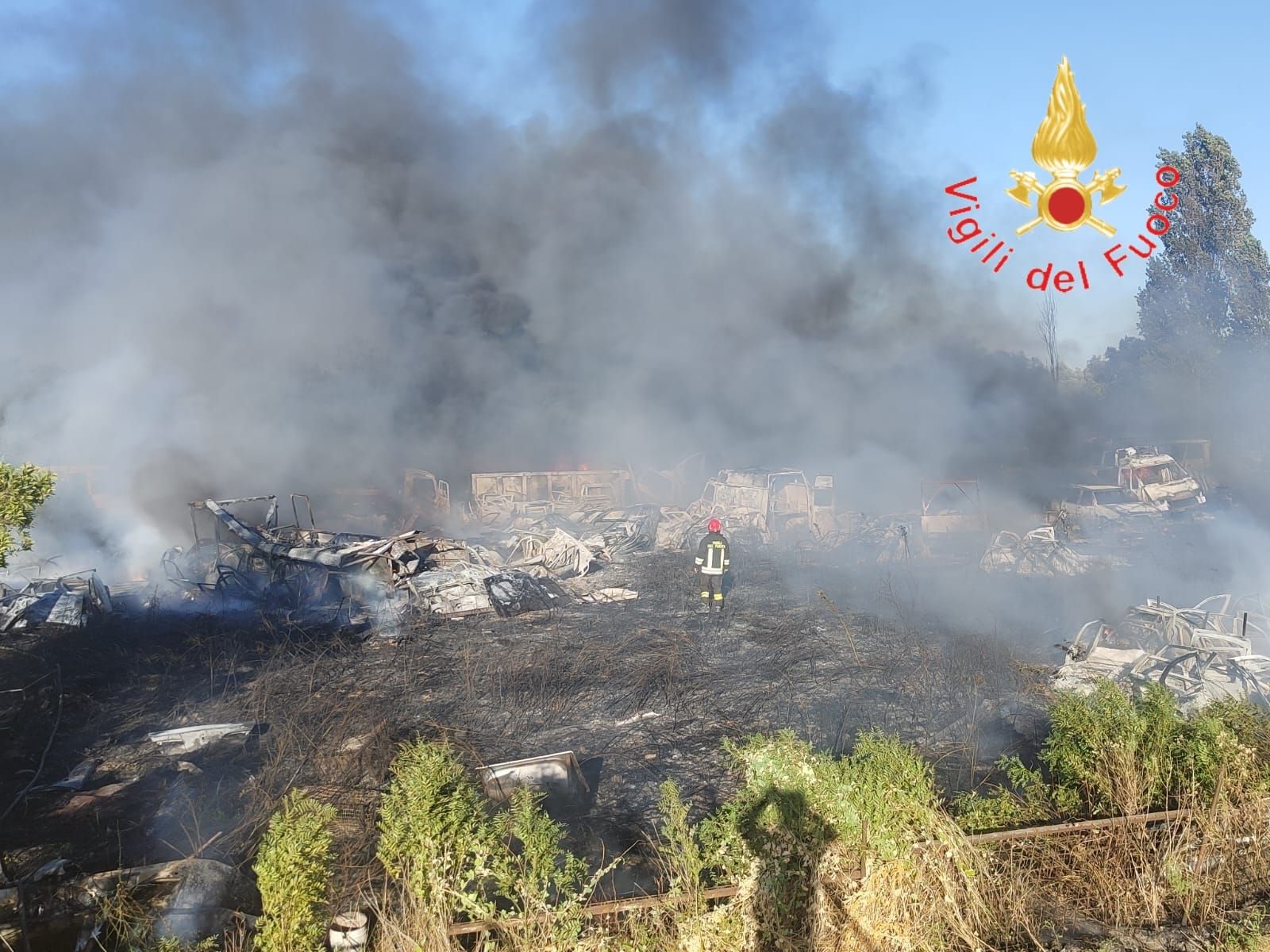 Crotone, incendio investe ditta (chiusa) di autodemolizioni. Distrutte numerose carcasse di auto – VIDEO E FOTO