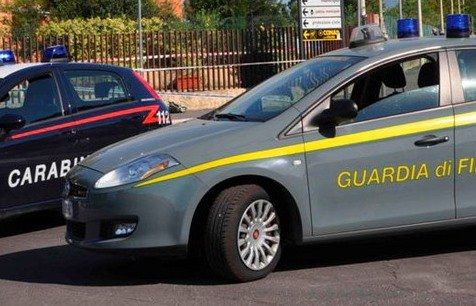 Trovati con armi e droga, arrestati padre e figlio