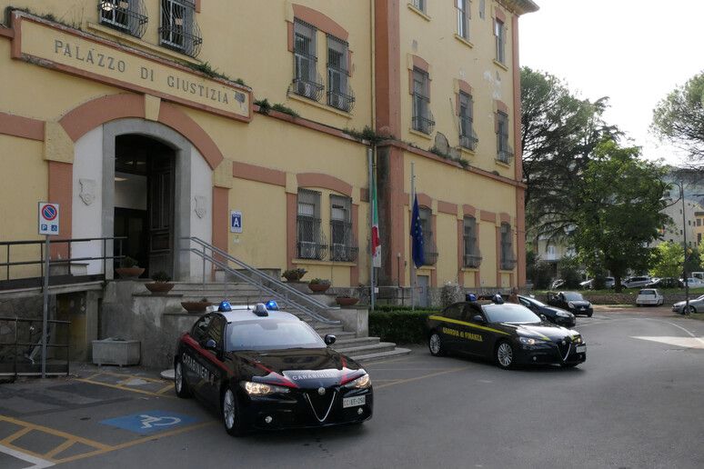 Sesso per evitare gli sfratti, arrestato ufficiale giudiziario