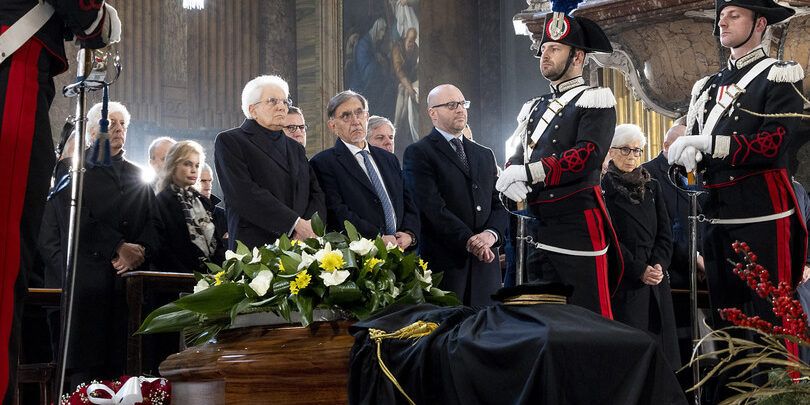 Tutte le istituzioni si inginocchiano a Frattini