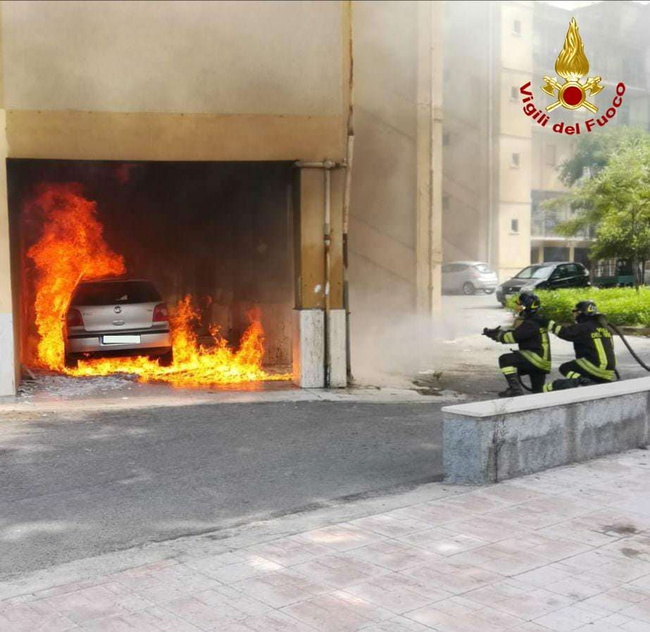 Palazzo in fiamme a Crotone, aperta un’inchiesta