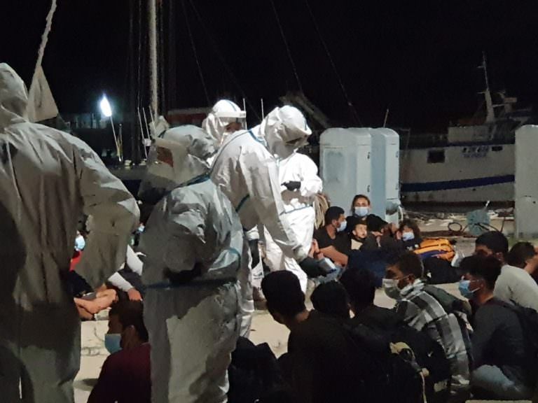 Sbarco di migranti a Roccella, sette persone positive al coronavirus
