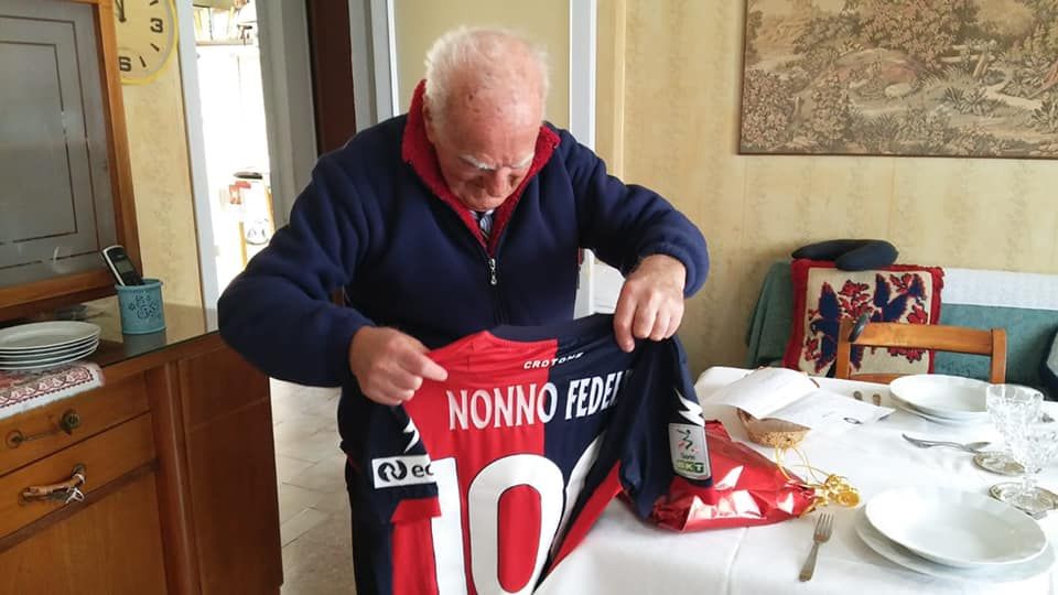 Nonno Fedele compie 100 anni, gli auguri del Crotone allo storico tifoso – VIDEO