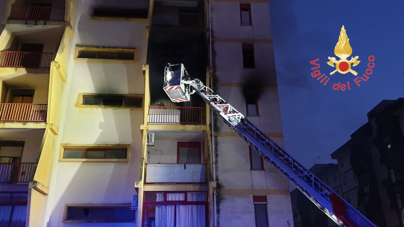 Incendio nella periferia di Catanzaro, evacuato edificio occupato da famiglie rom