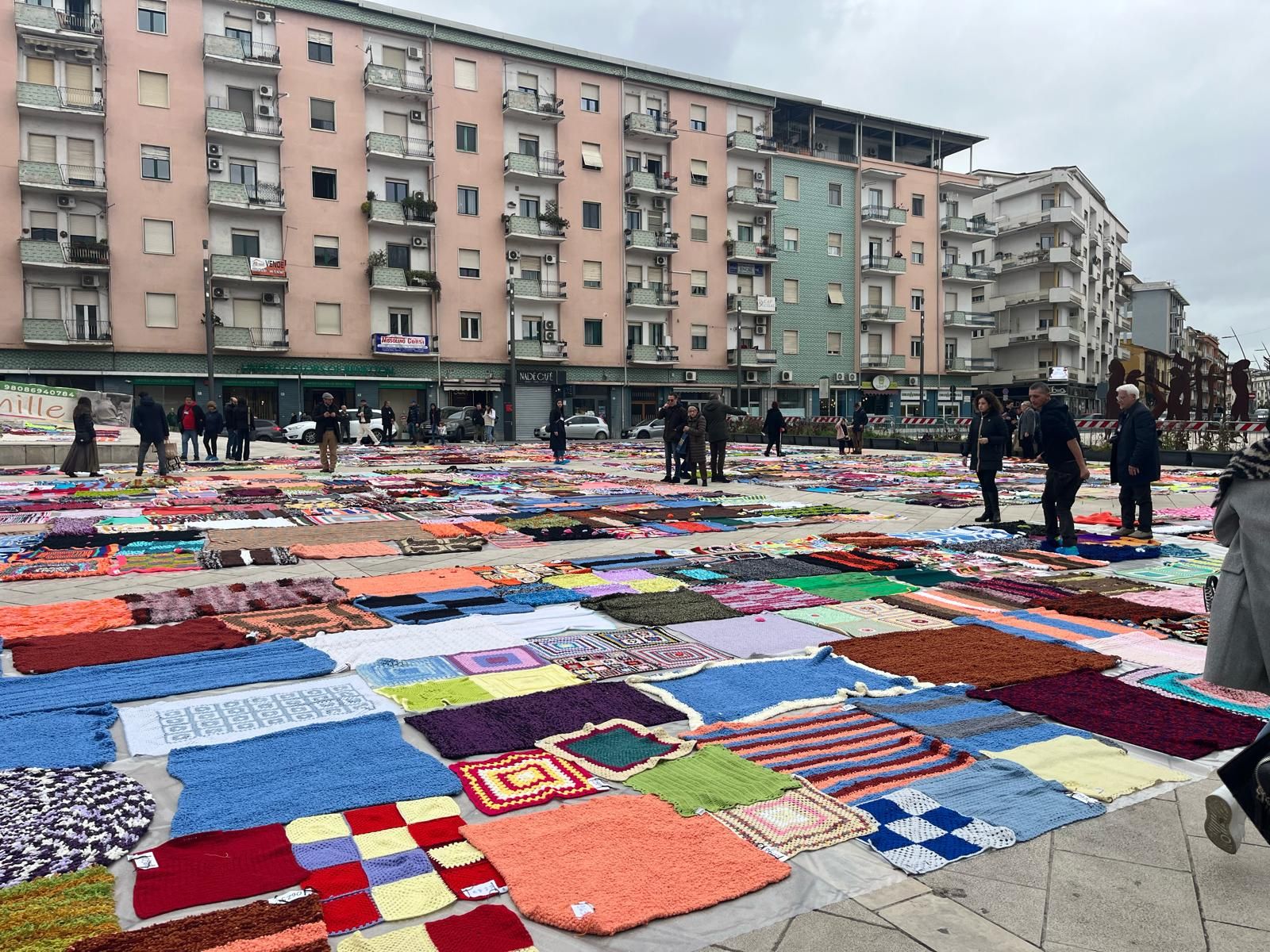 InfibulaZero, Cosenza invasa da oltre 1.500 coperte colorate della Terra di Piero – FOTO E VIDEO