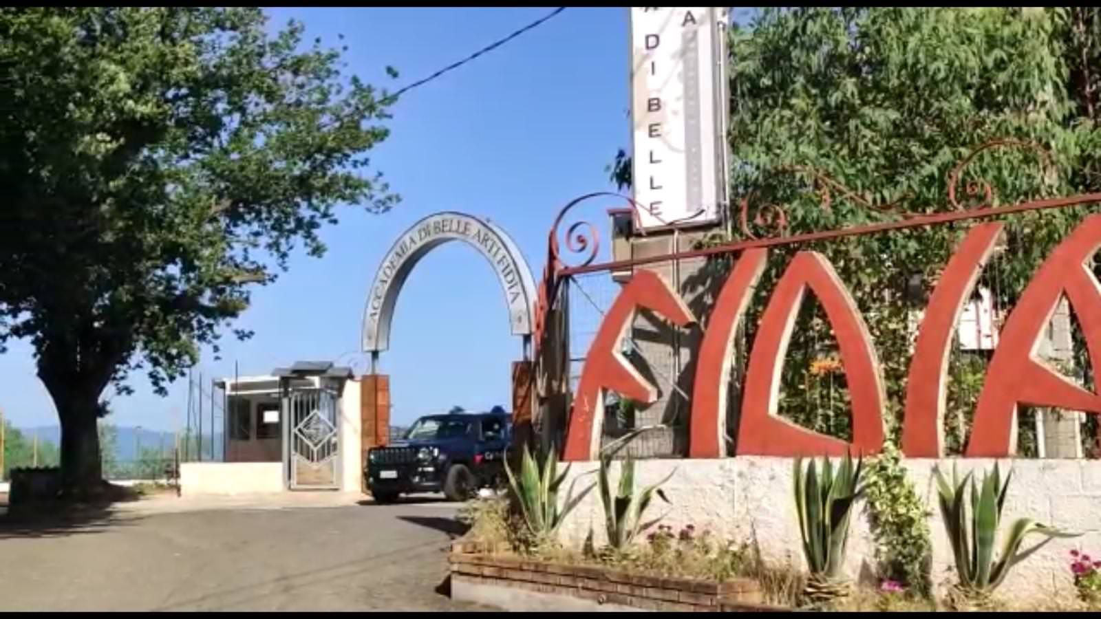 L'Accademia delle belle armi: arrestati due insospettabili con un arsenale in casa – VIDEO