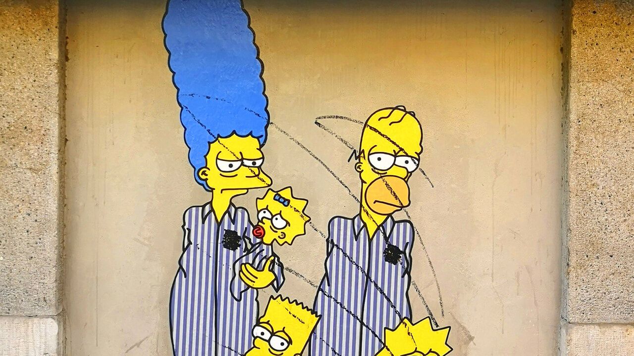 Vandalizzato un murale al Binario 21, vernice nera sulle stelle di David