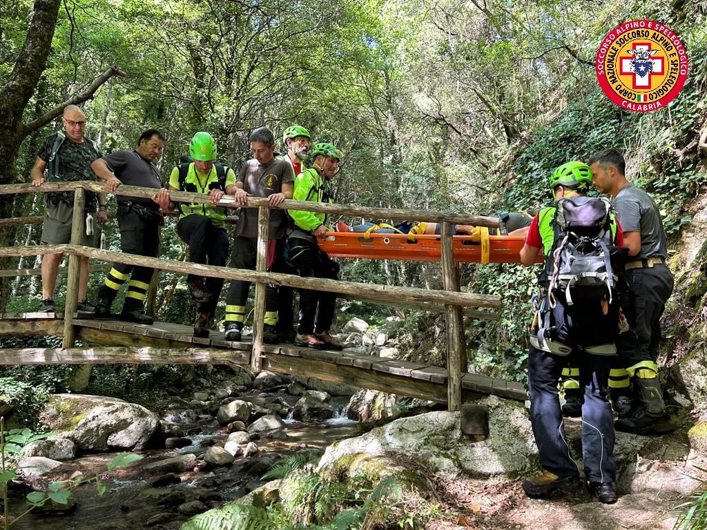 Cade in un fiume nei pressi delle cascate del Marmarico, salvata una donna a Bivongi – FOTO