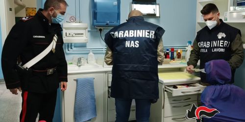REGGIO CALABRIA. DENUNCIATO DAI CARABINIERI “FINTO DENTISTA”, SEQUESTRATI STUDIO E ANESTETICI SCADUTI