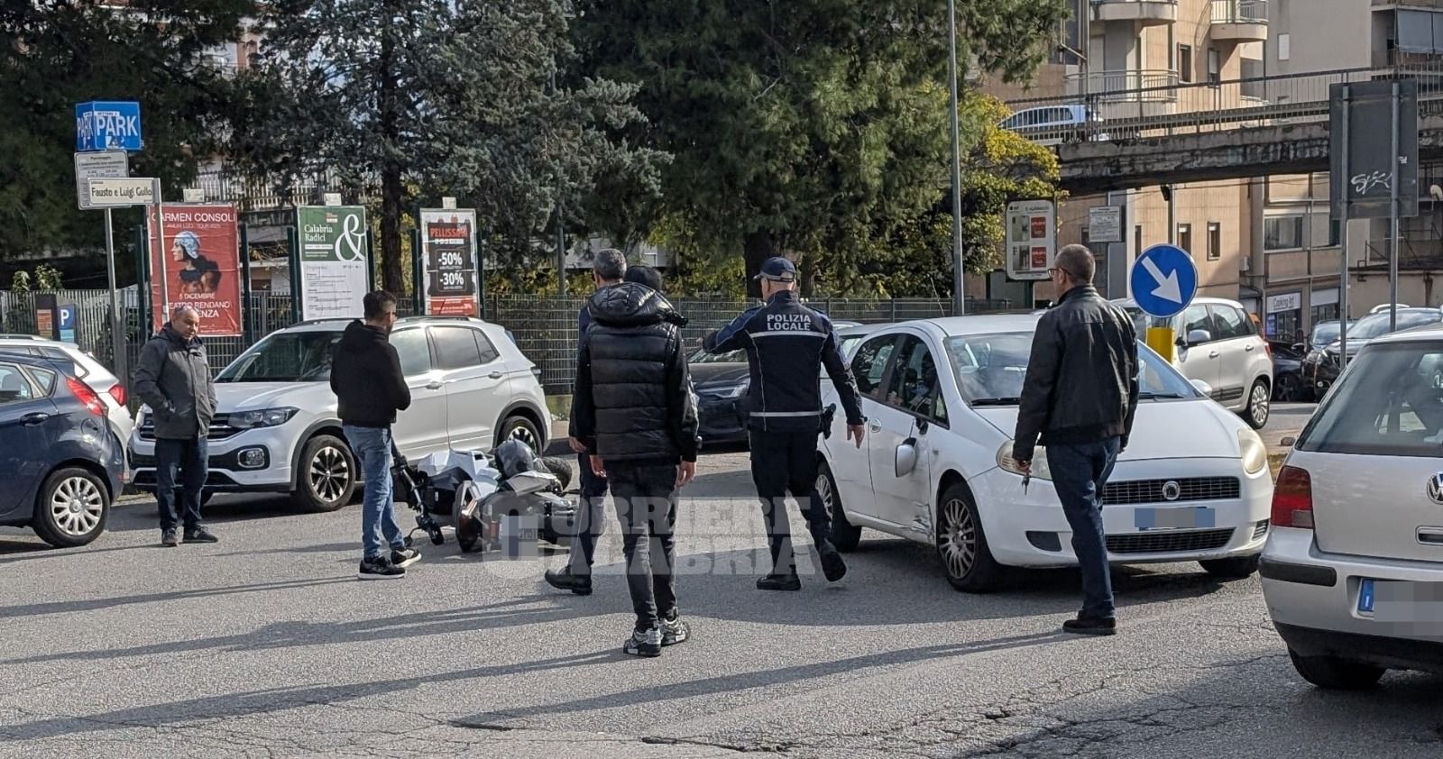Incidente a Cosenza, auto contro moto davanti al Tribunale