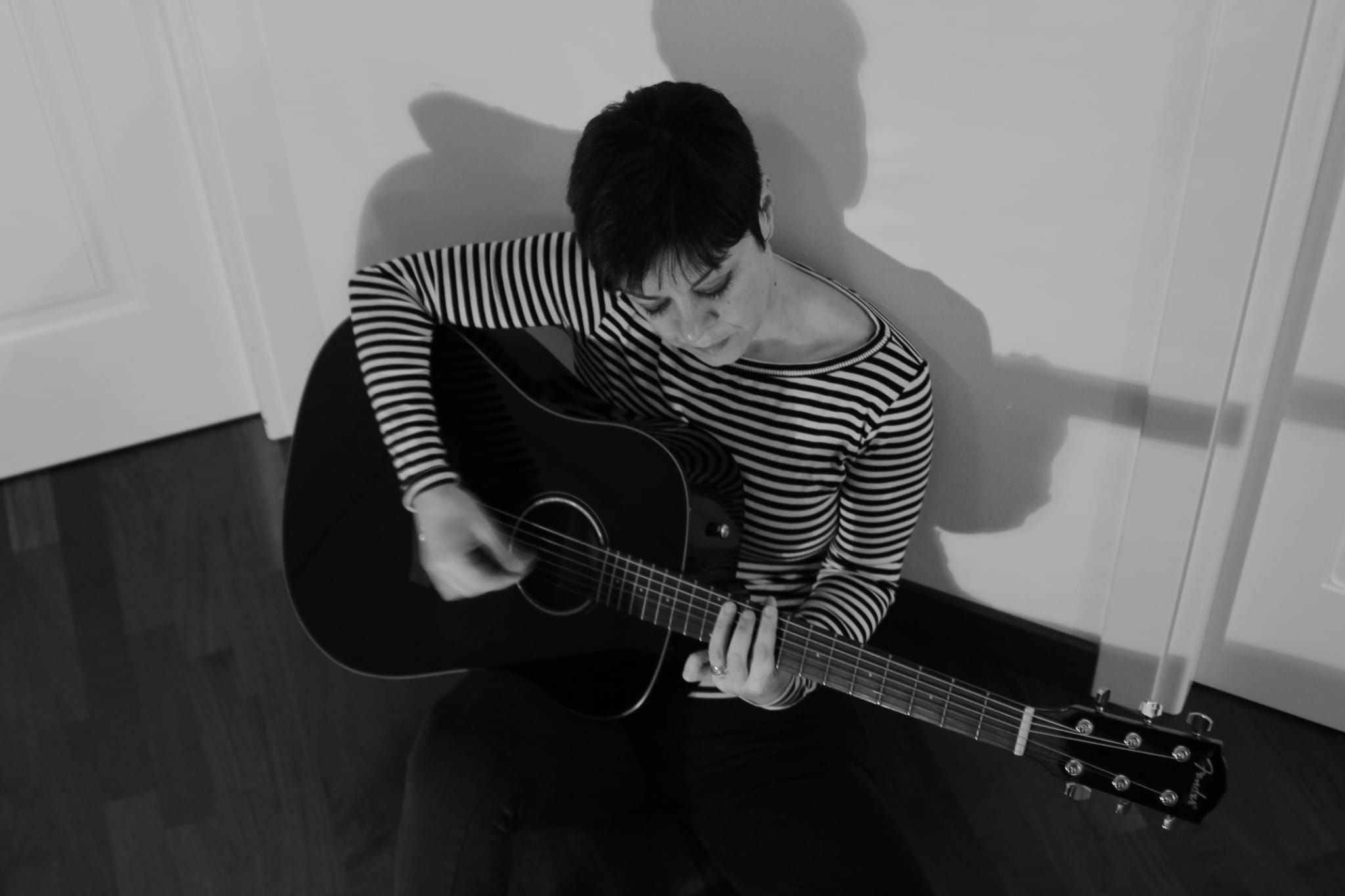 “Il Pezzo”, mosaico generazionale di Carmen Cos, romanziera e manager