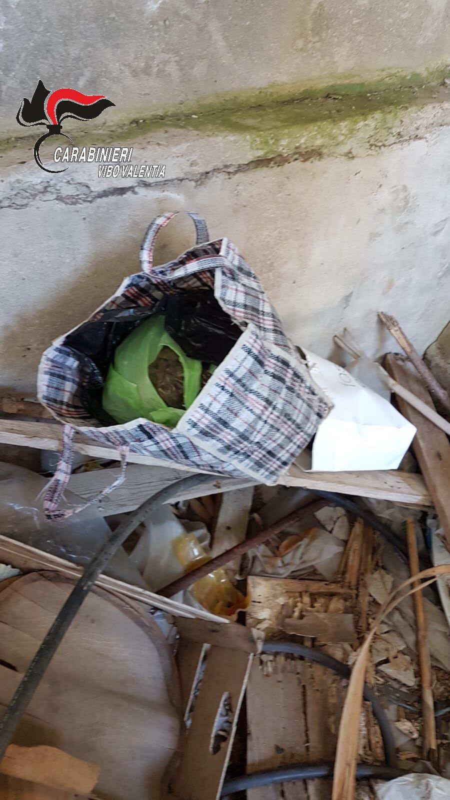 Droga e armi per 200mila euro, maxi sequestro nel Vibonese