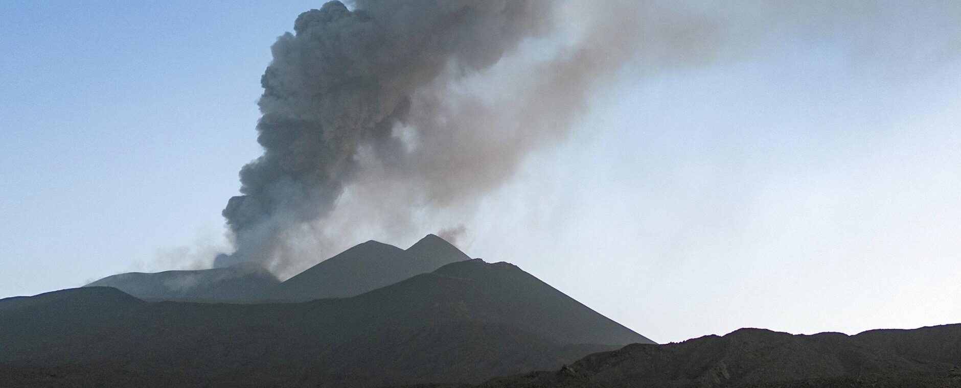 Etna: nube vulcanica alta 8 km. Voli deviati su Palermo