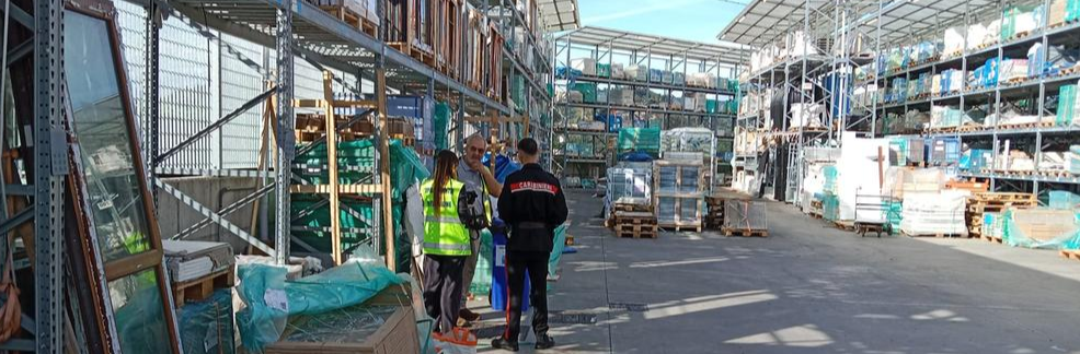 Schiacciato da un carico di finestre, morto un 25enne