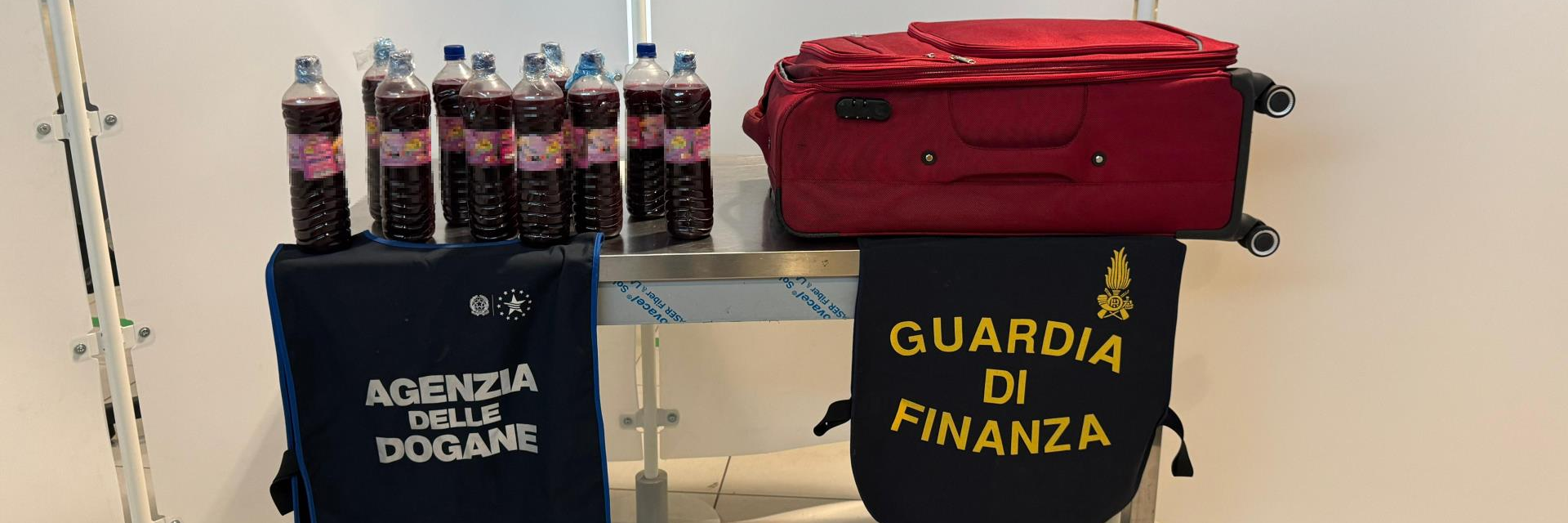 Sequestrati oltre 130 litri di droga liquida all’aeroporto di Bologna