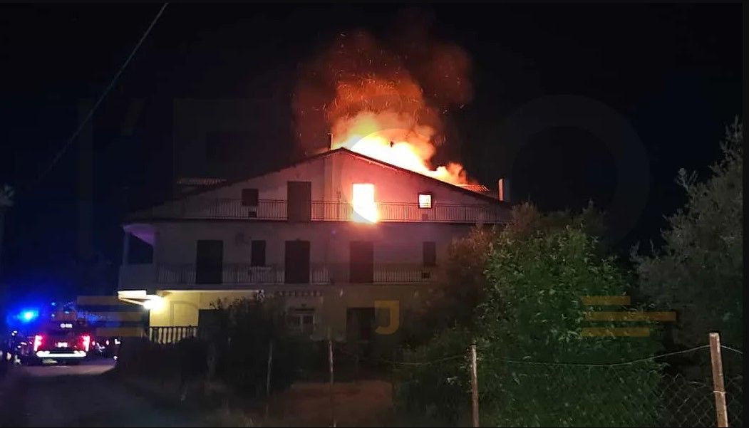 A fuoco una palazzina a Crosia, una persona resta bloccata. Salvata