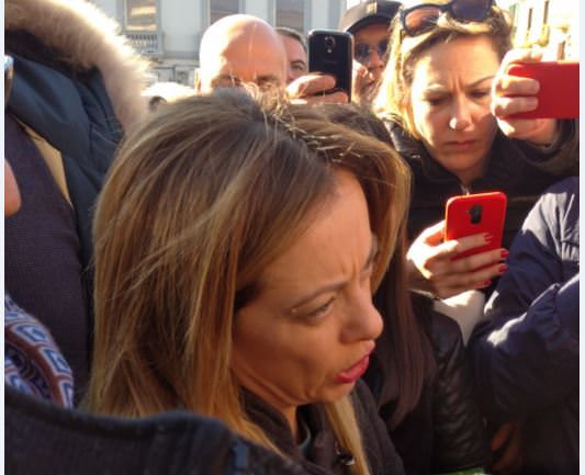 Meloni a Crotone: «Prima si vincono le elezioni. Poi si pensa alle deleghe» – VIDEO