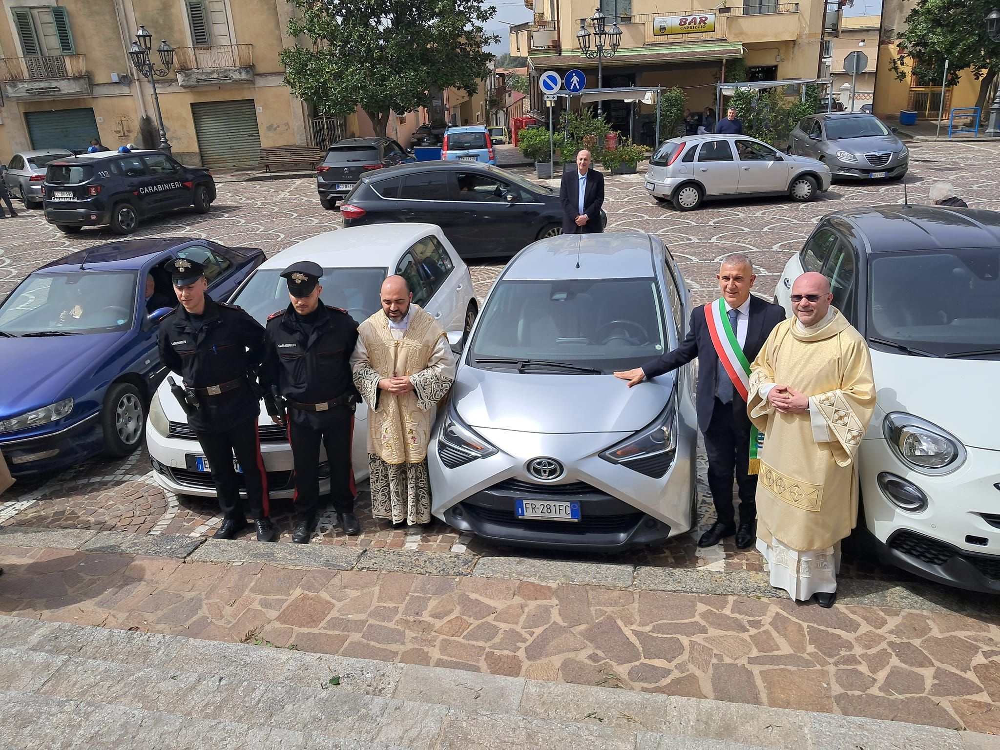 Varapodio, i fedeli ricomprano l’auto a don Giovanni Rigoli