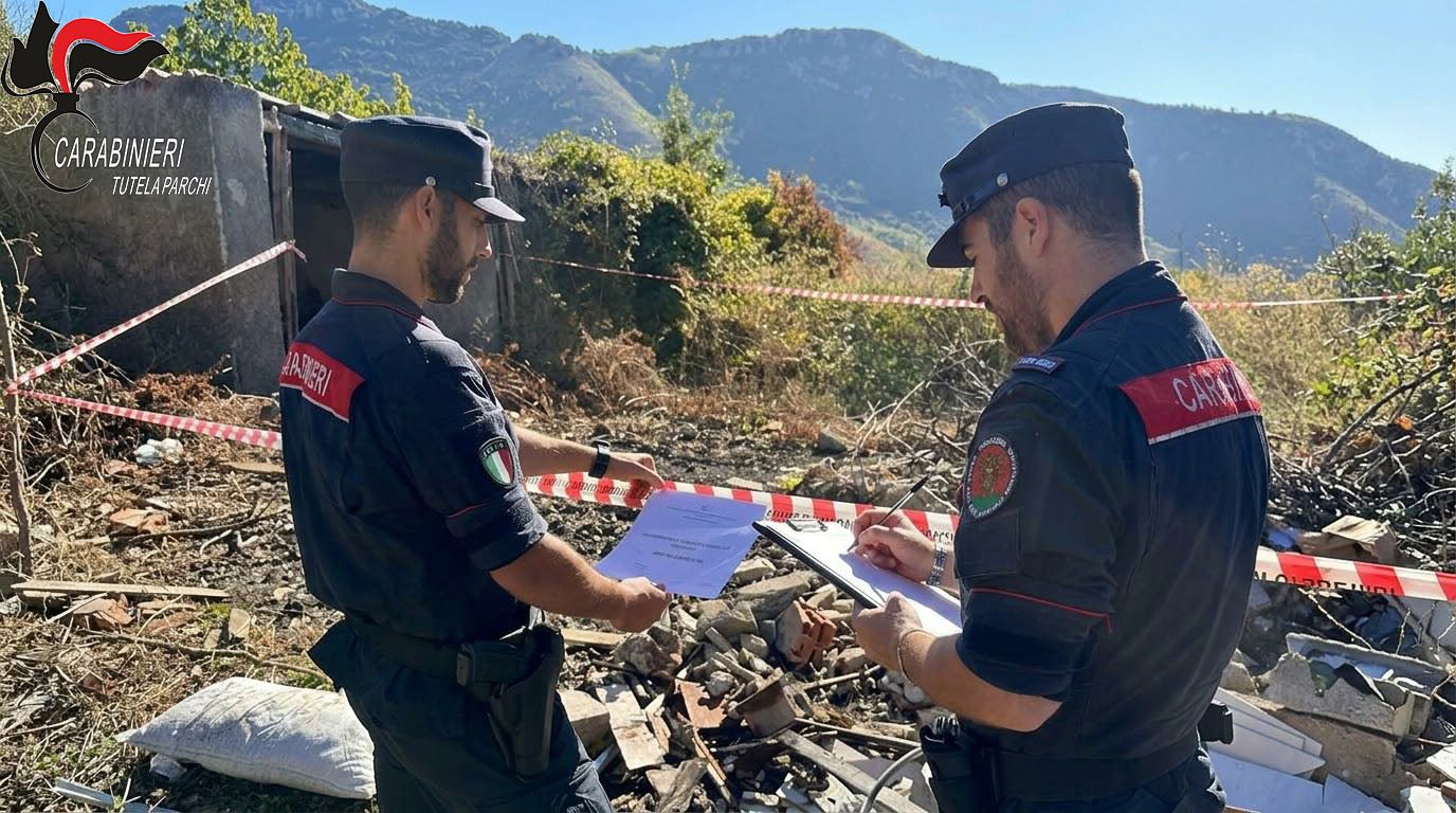 Una discarica di rifiuti nel Parco del Pollino, scatta il sequestro dei Carabinieri. Denunciato un uomo
