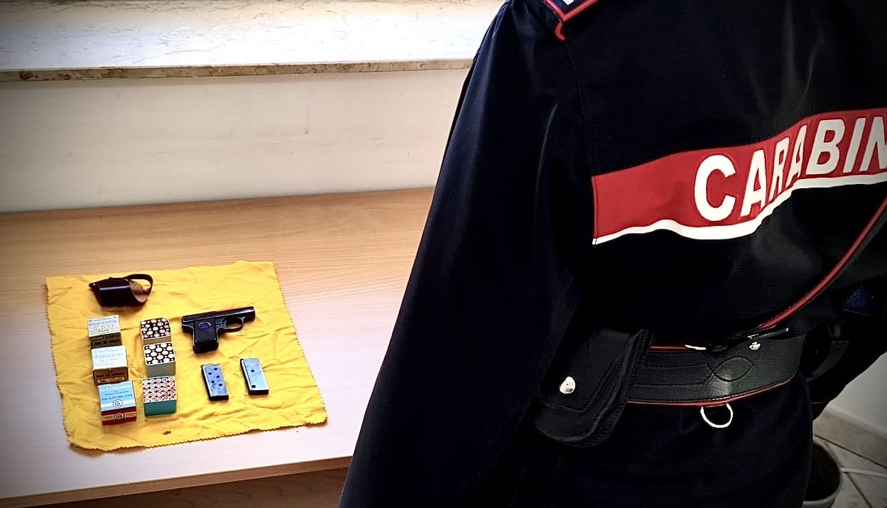In casa con una pistola clandestina: arrestato un 57enne a Feroleto Antico