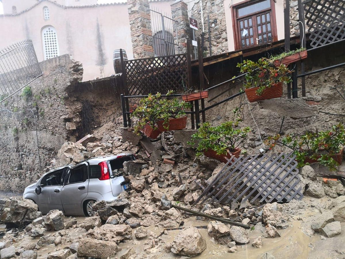 Maltempo Corigliano Rossano, frana il muro di contenimento della Basilica di San Marco – FOTO e VIDEO