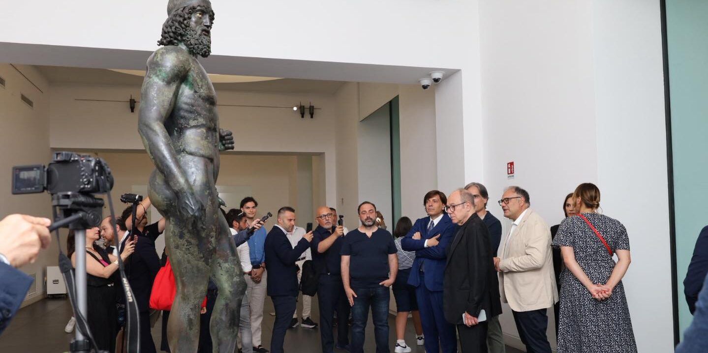 Carlo Verdone stregato dai Bronzi di Riace: «Una visita immancabile» – FOTO