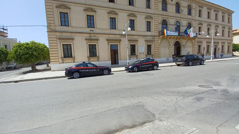 Rissa tra giovani a Locri, coltellate davanti al palazzo municipale