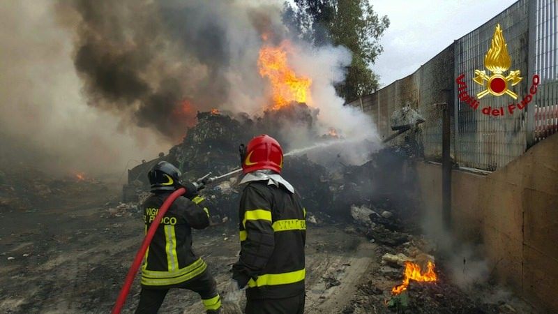 San Mauro Marchesato, in fiamme la discarica – FOTO