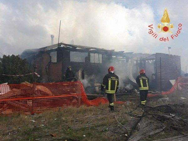 Catanzaro, lido completamente distrutto dalle fiamme