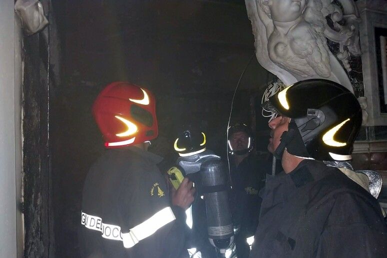 Incendio danneggia coro ligneo del ‘700 della chiesa di Aieta