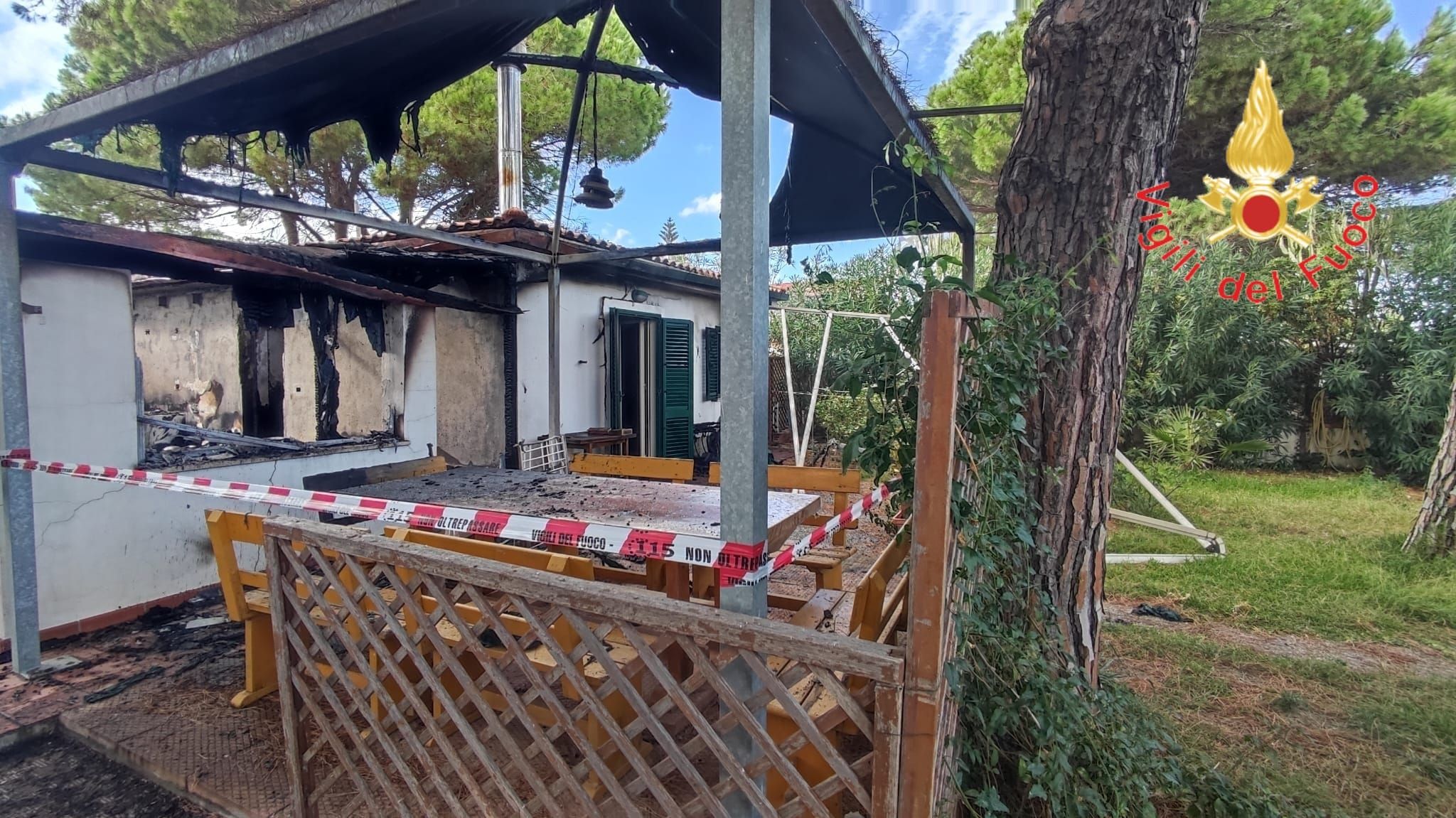 San Sostene, incendio distrugge parzialmente una villetta – FOTO
