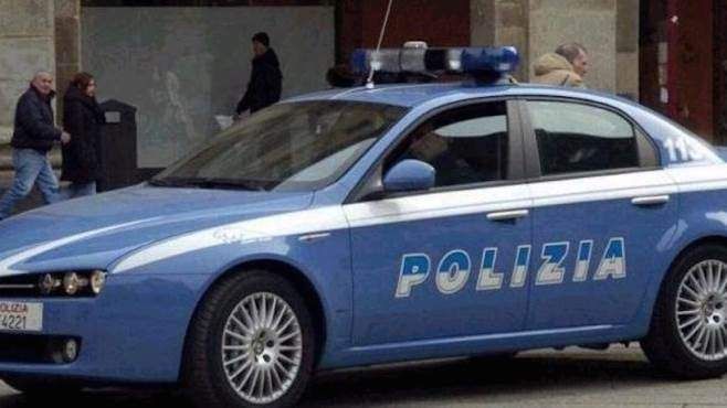 Lanciano pietre e fanno finire un'auto fuori strada