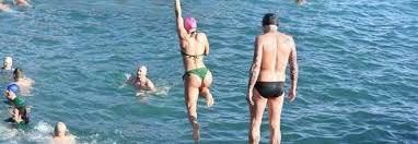 Primo tuffo in mare a Capodanno. Nonostante il gelo