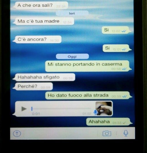 Tentano di appiccare un incendio e lo scrivono su whatsapp, fermati due ragazzi