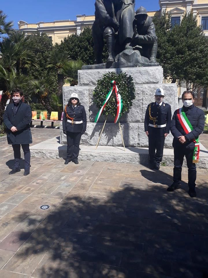 Abramo depone una corona al monumento ai caduti: «Saremo ancora più uniti»