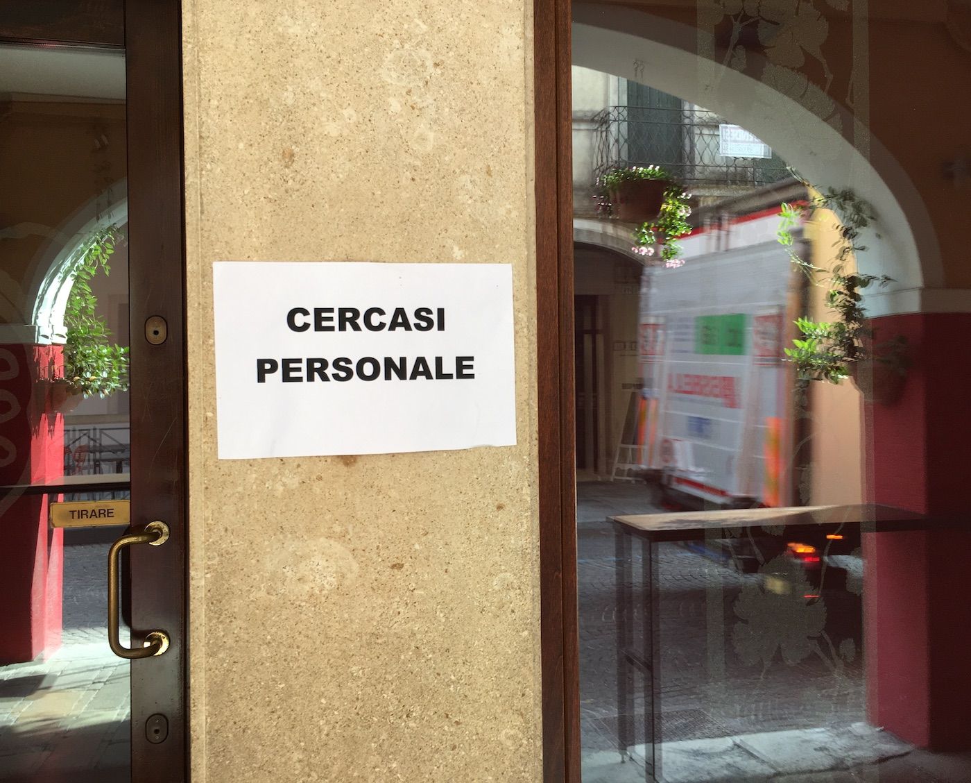 «In Calabria le imprese vogliono assumere. Ma non trovano dipendenti». La “crisi” dei ristoratori