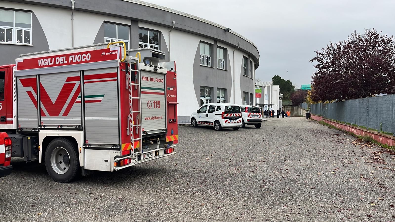 Rende, nuovamente evacuata la scuola primaria per una fuga di gas: nessun pericolo riscontrato – FOTO