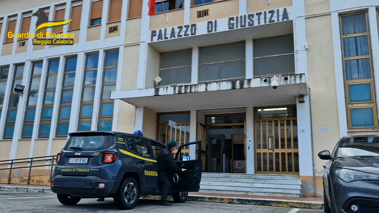Corruzione in ospedale, bufera sulla sanità a Locri: arrestati un medico e un primario, 90 gli indagati – VIDEO
