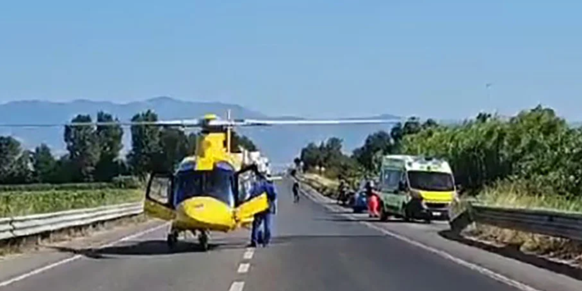 Si schianta contro un guardrail della Statale 106 dopo un malore, 34enne trasferito d’urgenza in ospedale