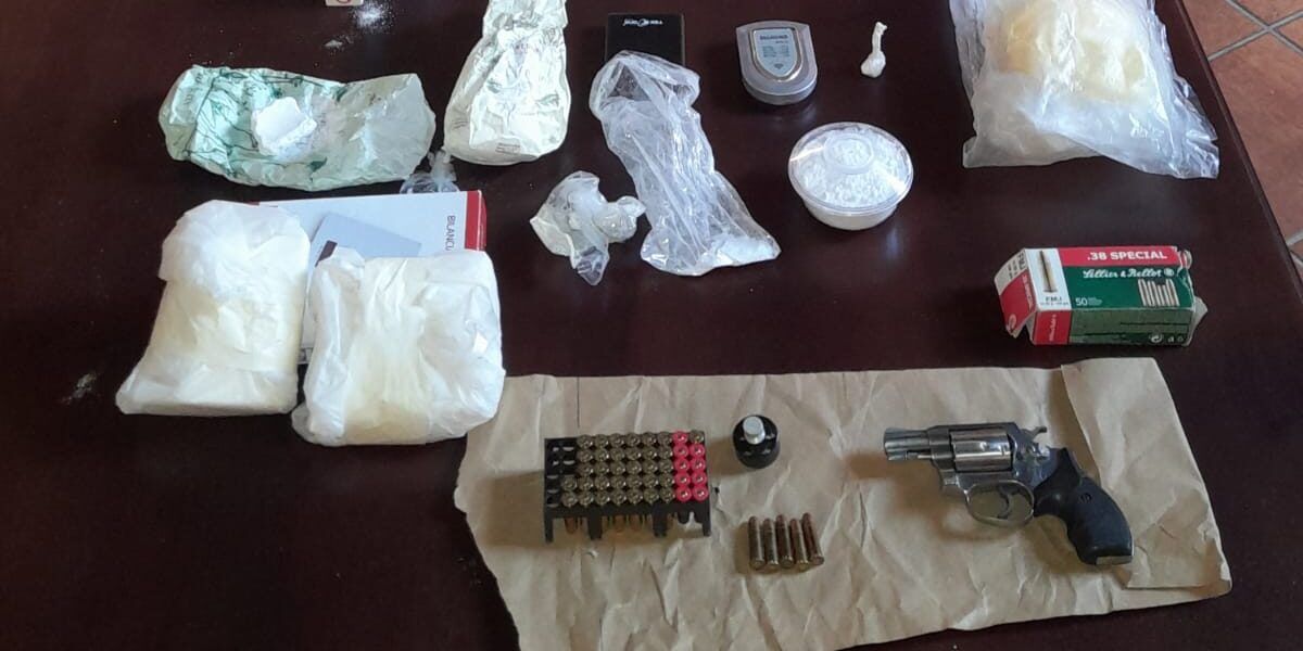 Cosenza, sorpreso con armi e droga. Arrestato un 52enne – VIDEO