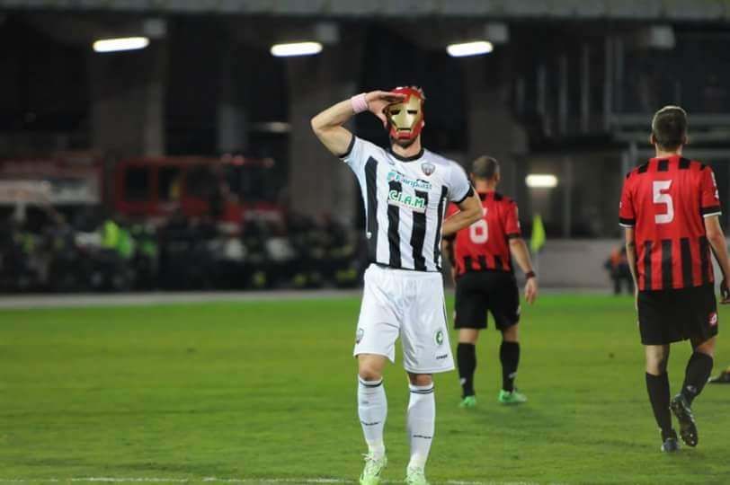 Il Cosenza prende Perez (ma il suo "saluto" non piace ai tifosi)