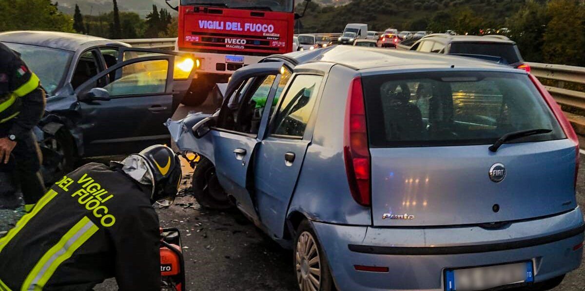 Impatto tra due auto sulla statale 107, c’è una vittima