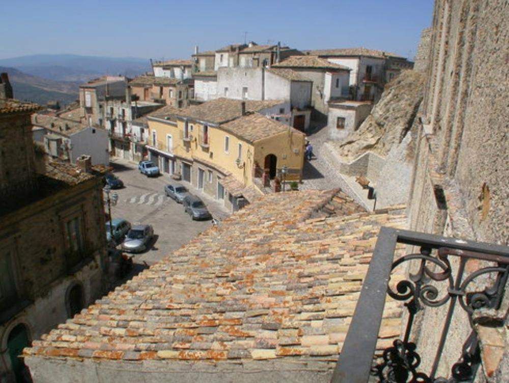 Il sindaco ai commercianti: «Siate cortesi con i turisti»