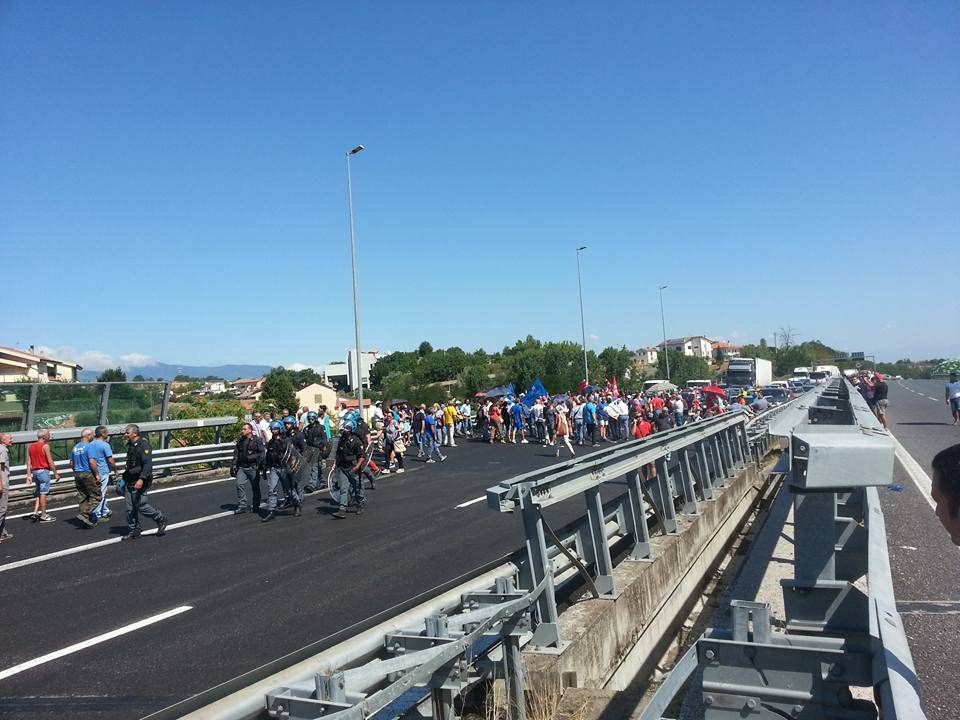 Gli lsu-lpu bloccano l'A3 e Villa San Giovanni