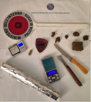Crotone, 30enne arrestato in un B&B per detenzione e spaccio di stupefacenti