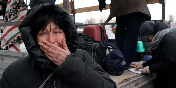 Bombe su Kiev e Mariupol. «Donne e bambini sotto le macerie»