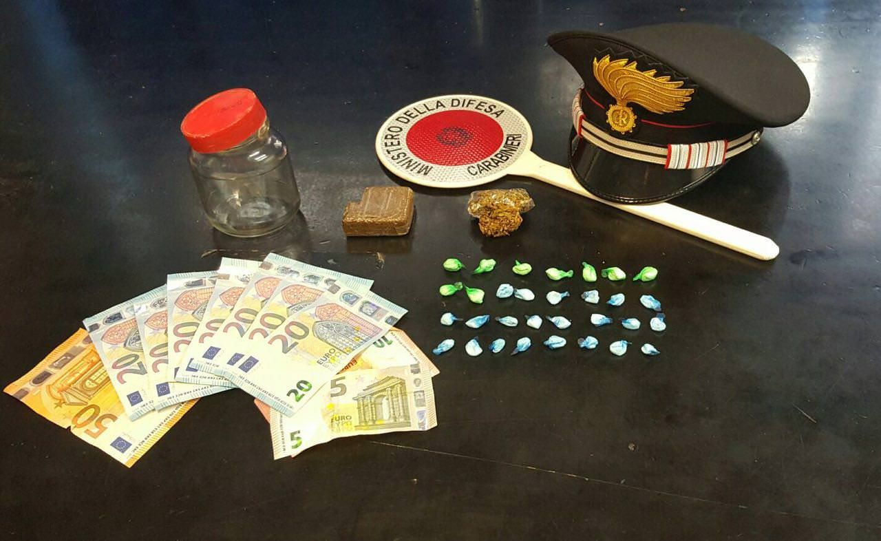 Una piazza di spaccio vicino alla chiesa ortodossa, 4 arresti a Reggio