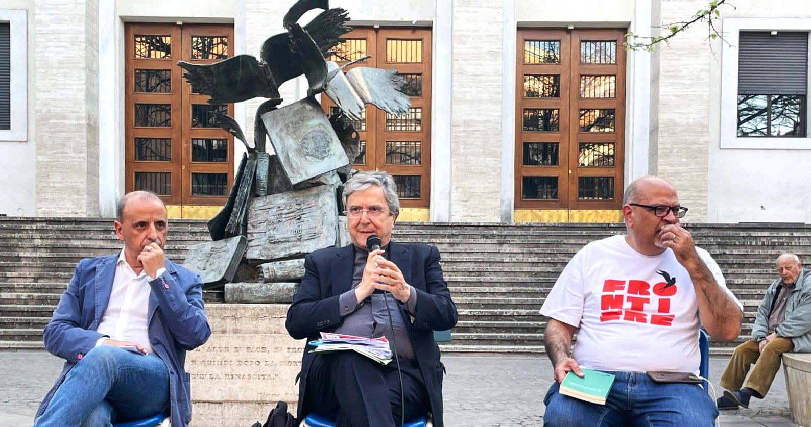 Monsignor Savino, il pensiero sull’indifferenza di Gramsci e il Mediterraeo «cimitero senza lapidi»