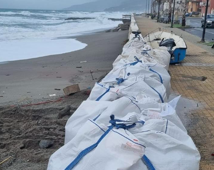 Maltempo, in Calabria è ancora “allerta gialla”. Forti venti e mareggiate tra Paola e Fuscaldo