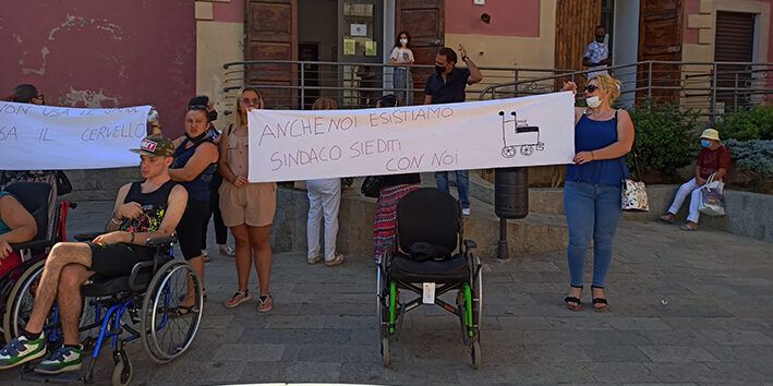 Disabili in protesta a Corigliano Rossano. «Presi in giro dall’Amministrazione» – FOTO